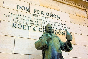 dom-perignon-statue